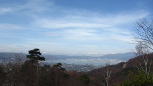 アルプスの、白き頂き眺めおり、湖に映る山影を求む