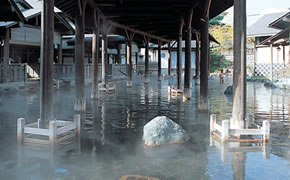 梅雨降りて湯面に記す泡の綾