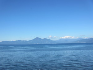 湖岸から見える湖そして山