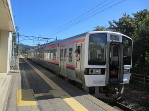 あかべぇの書かれた車両が発車する瞬間